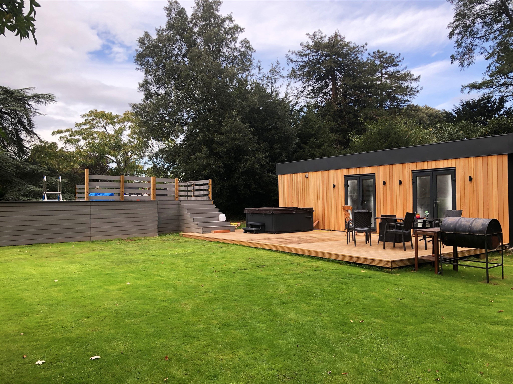 Bristol 50m2 studio, above ground pool with composite and timber decking