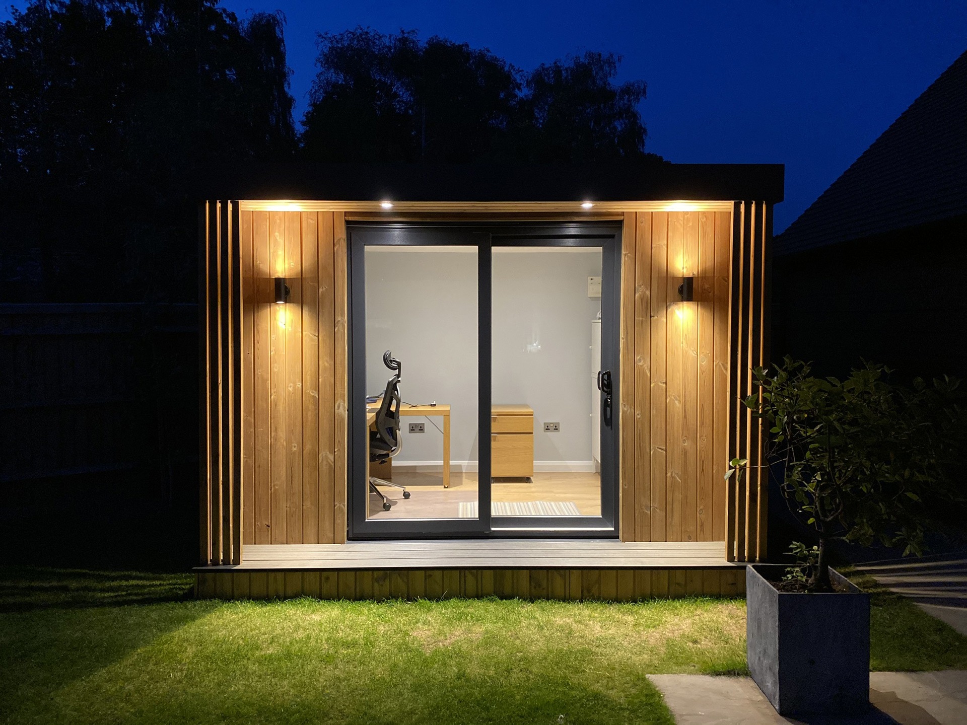 Oxfordshire Southville Eco garden studio by night