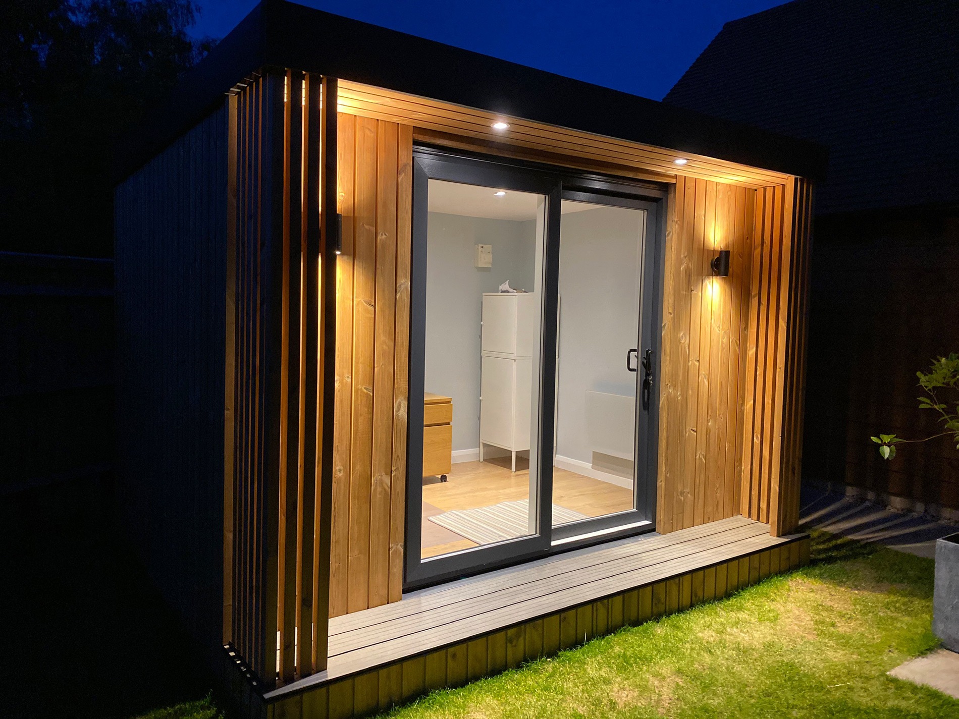 Oxfordshire Southville Eco garden studio by night